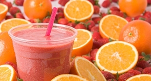 saludable-jugo-de-naranja-y-fresa